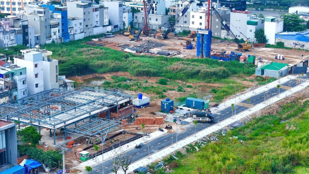 Máy móc đang thi công phần móng dự án Ansana By Kita