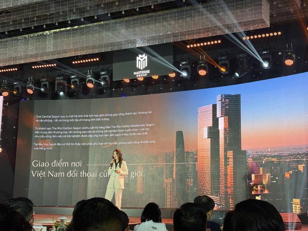 Phối cảnh khối đế thương mại và tiện ích hồ bơi tràn bờ trên cao đẳng cấp 6 sao tại One Central Saigon